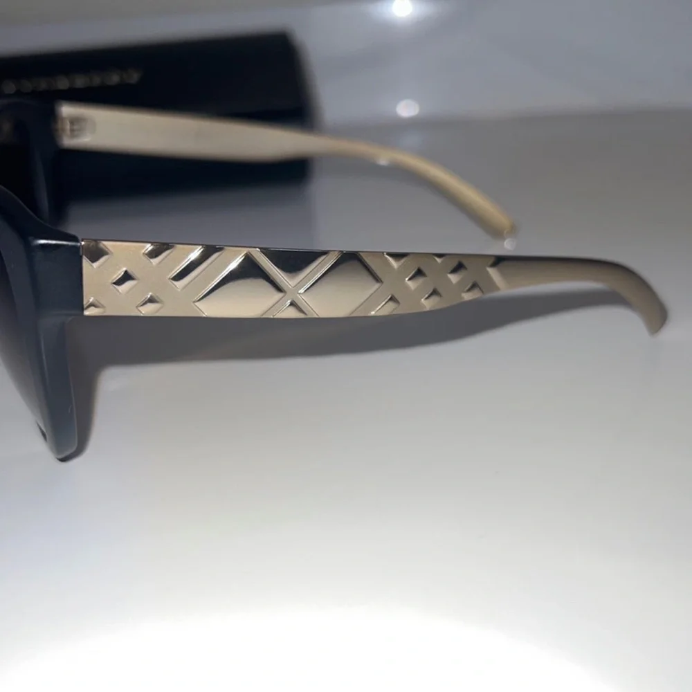 Burberry Sunglasses - Picture 4 of 11